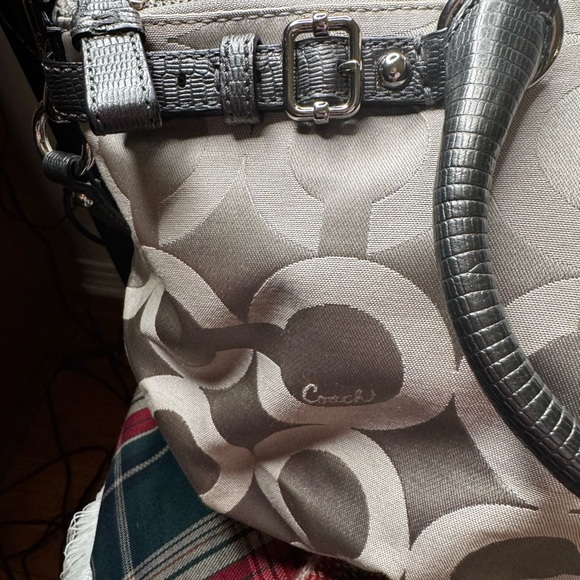 Beautiful Silver with Pink satin Lining Shoulder or Handbag. - Picture 5 of 16